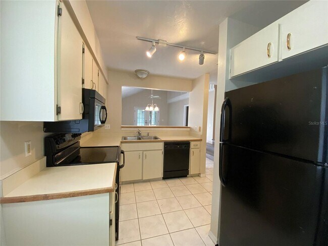 Building Photo - 1/2 Duplex For Rent !