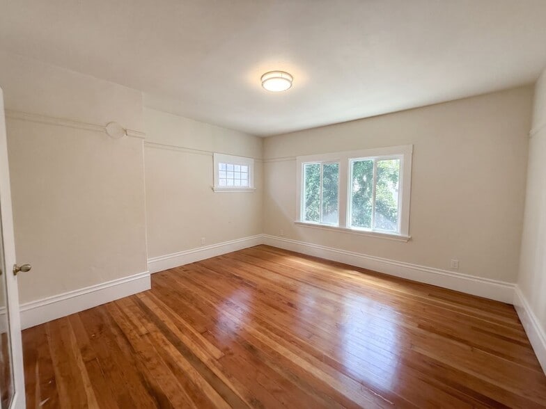 Building Photo - 604 56th St