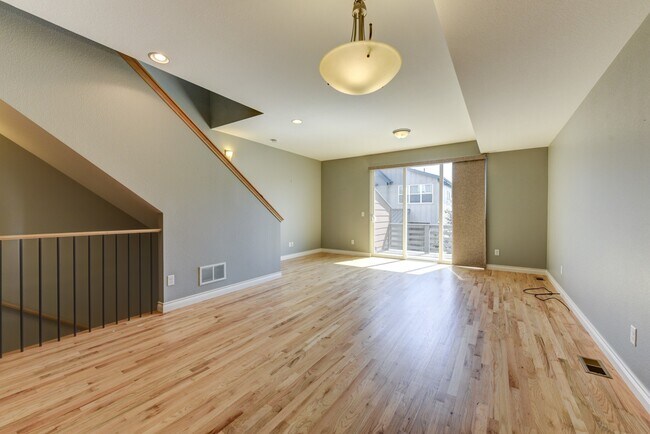 Building Photo - Luxury 2 Bedroom 2.5 Bath Near Waneka Lake Louisville