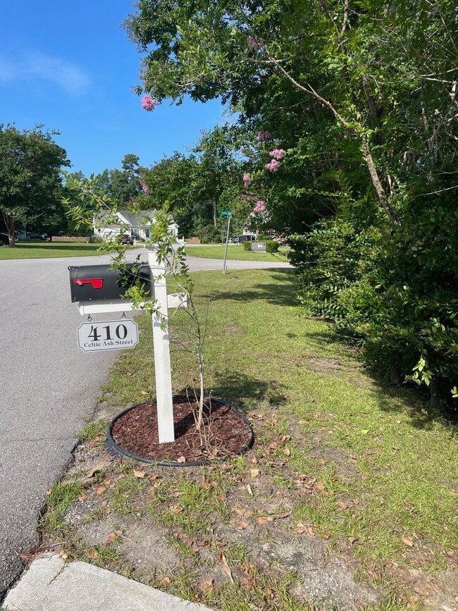 Building Photo - MOVE-IN READY