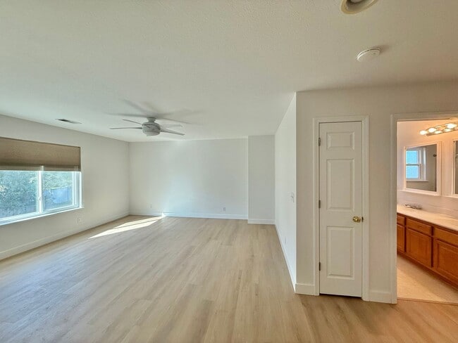 Building Photo - 4 Bedroom Home in Hollister