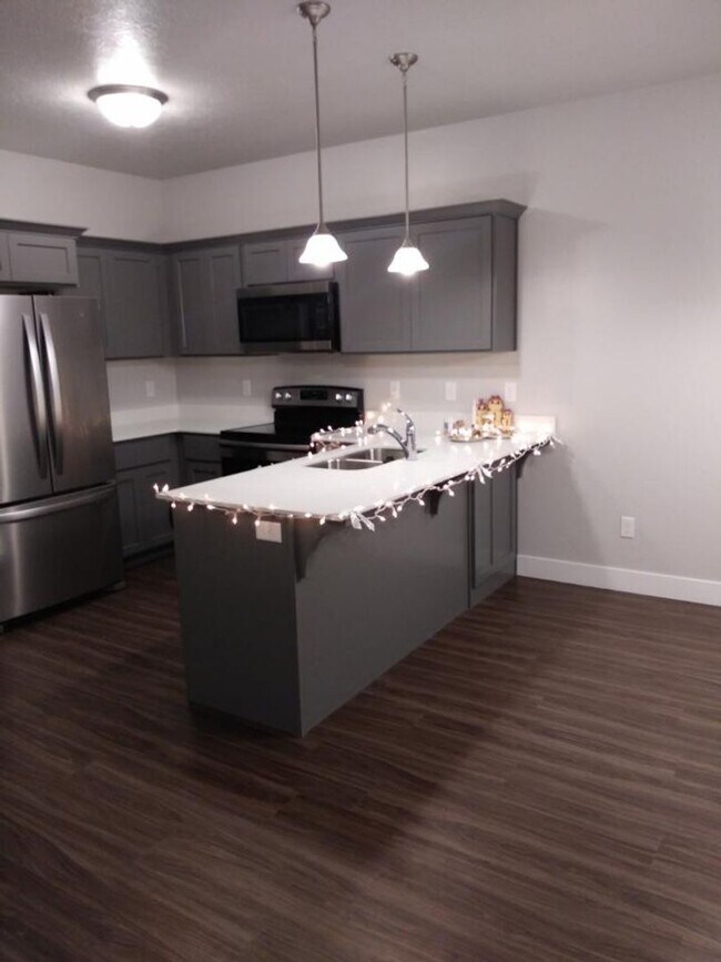 Building Photo - Rent Luxury! 3 bdrm. 2 bath South Jordan c...