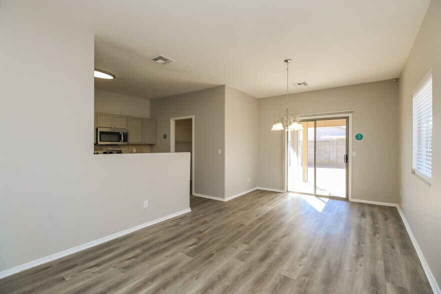 Building Photo - 1733 E Silversmith Trail