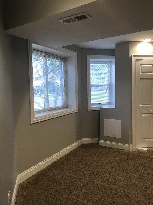 Building Photo - 4056 N Leamington Ave
