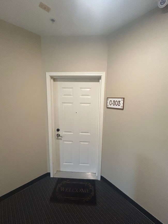 Building Photo - 3 Bed, 2 bath 3rd floor Condo w/garage in ...