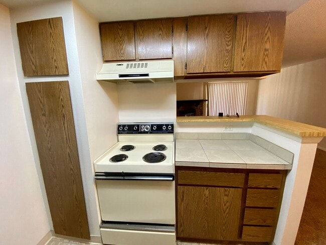 Building Photo - 1 Bed 1 Bath Aurora Condo Located Near Che...