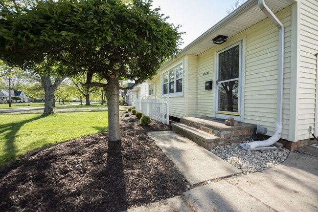 Building Photo - 10780 Woodview Blvd