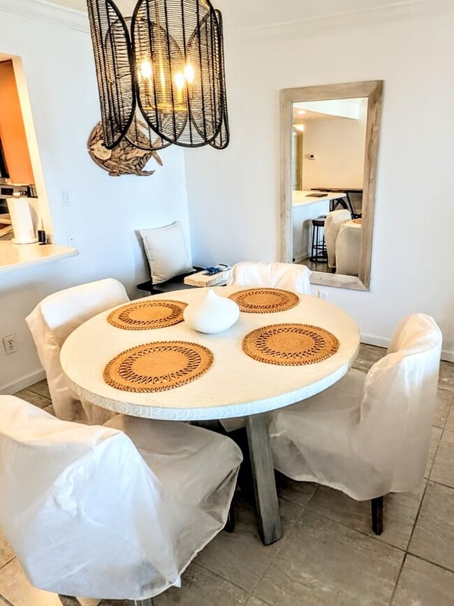 Building Photo - DOWNTOWN FURNISHED 2/2