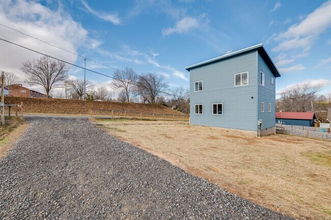 Building Photo - Newly-Built 2-Bedroom Home in Woodfin/Nort...