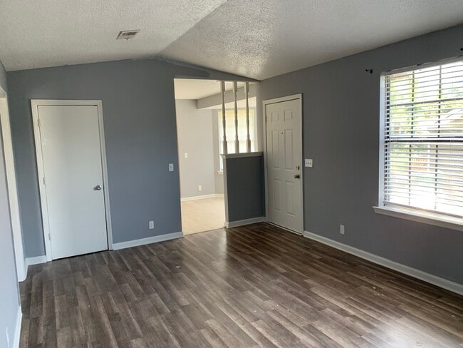 Building Photo - 3311 Chesapeake Cir