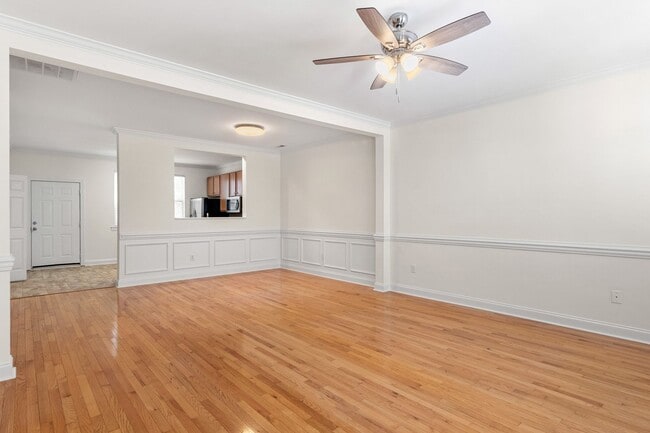 Building Photo - Beautiful Updated Townhouse located in Iredell County! 2BR/2.5BA Garage