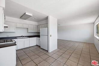 Building Photo - 518 E Ave Q4