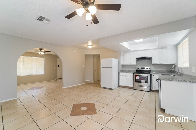 Building Photo - 7201 W Rose Ln