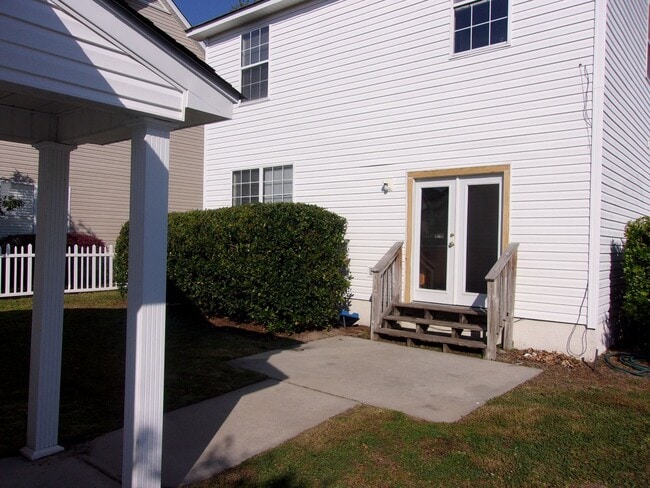 Building Photo - 3 Bedroom / 2.5 Bathroom with 2 car garage...