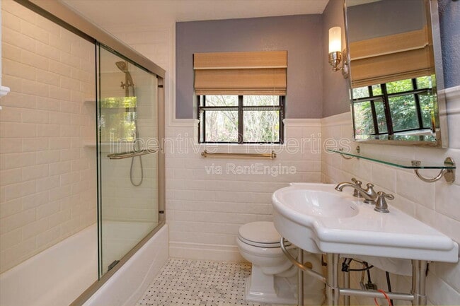 Building Photo - 816 Putnam Ave