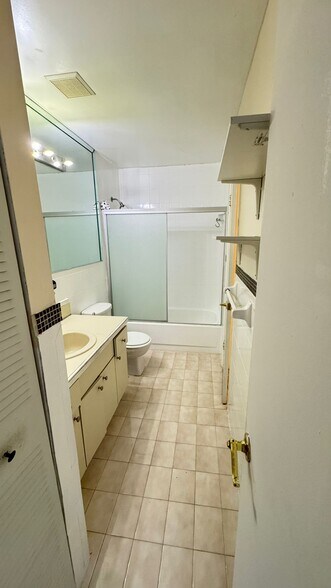 Building Photo - 2319 W 60th St