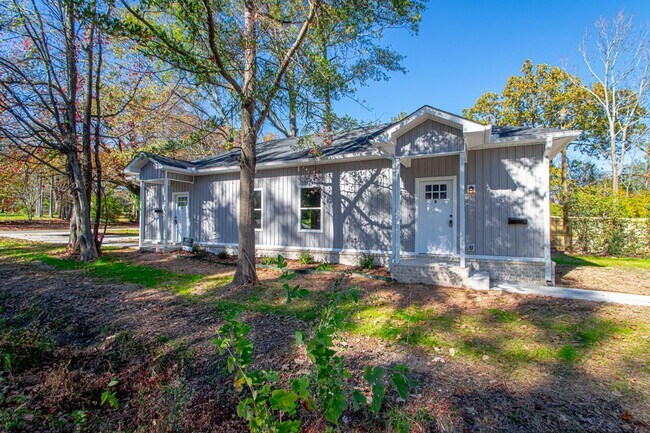 Building Photo - 1523 S Cedar St