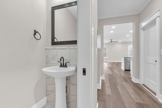 Building Photo - Modern 3 Bedroom Townhome!!