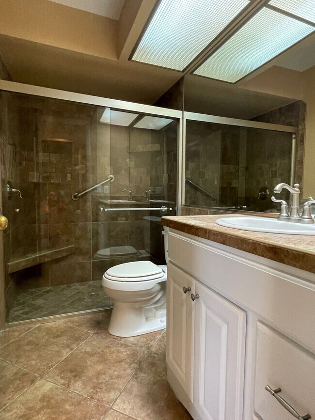 Building Photo - Desirable Windsor Beach Condo! Unfurnished...