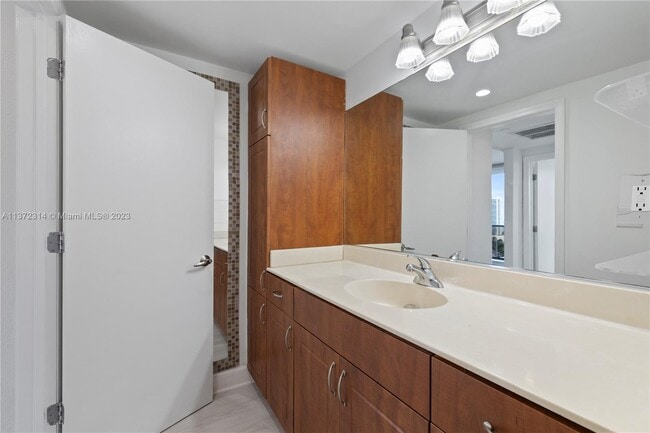 Building Photo - 401 69th St