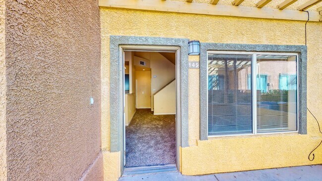 Building Photo - 2 BDR / 2.5 BATH SPACIOUS HOME