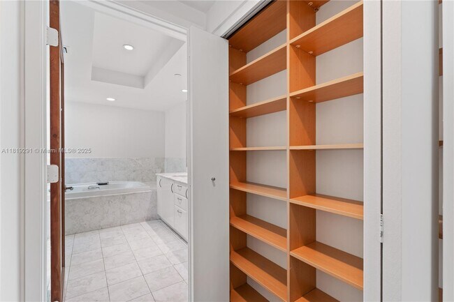 Building Photo - 1331 Brickell Bay Dr