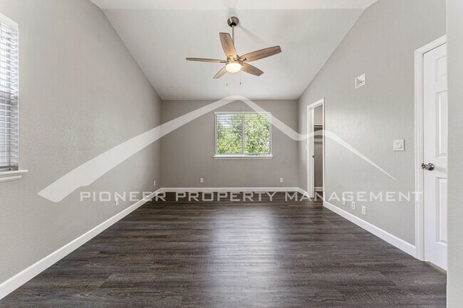 Building Photo - Single Family Home with 2 Car Garage and Central Air!