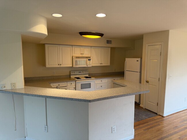 Building Photo - 705 Vanview Dr