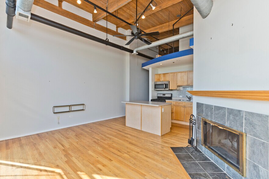 Building Photo - 2210 W Wabansia Ave