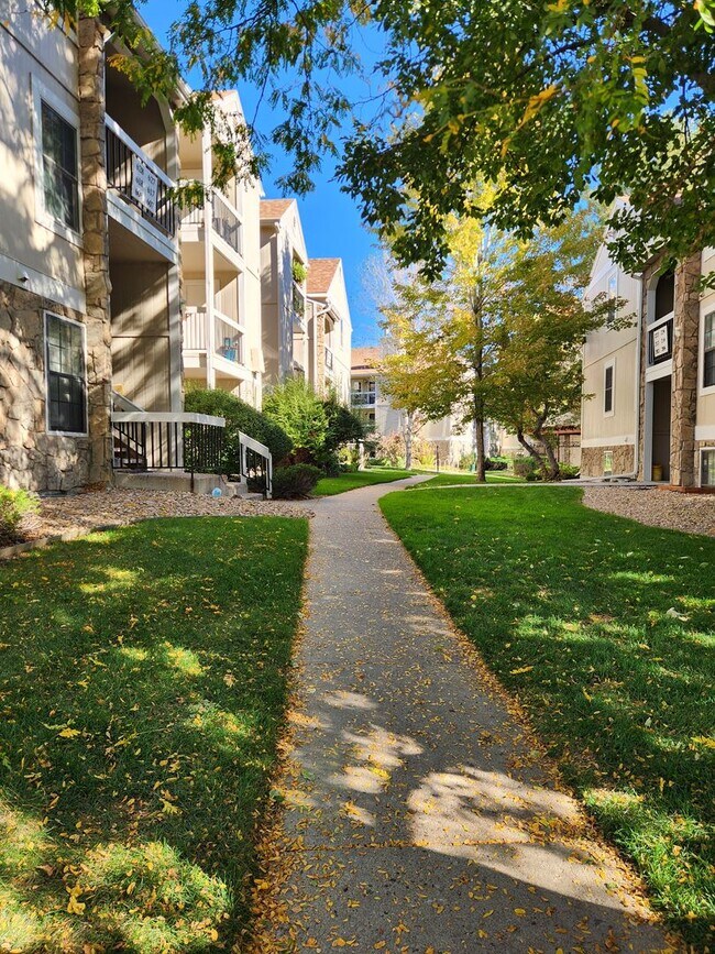 Building Photo - Amazing first floor unit in Arvada!