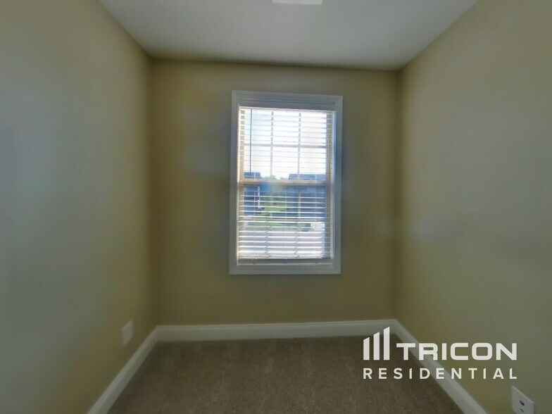 Building Photo - 714 Banister Dr