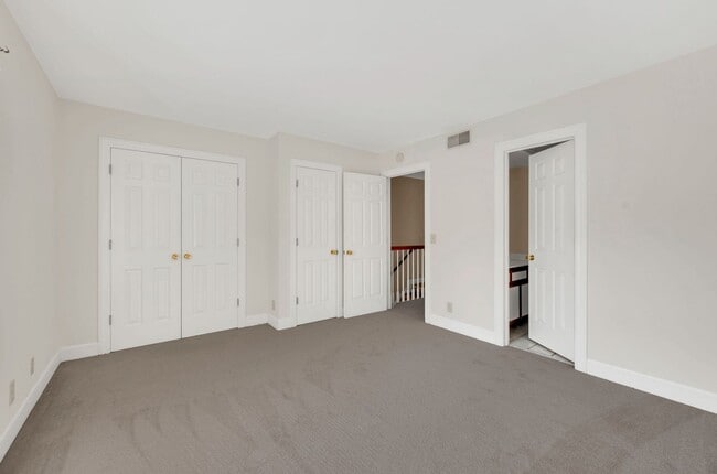 Building Photo - Awesome 2BE/2.5BA condo in Green Hills!