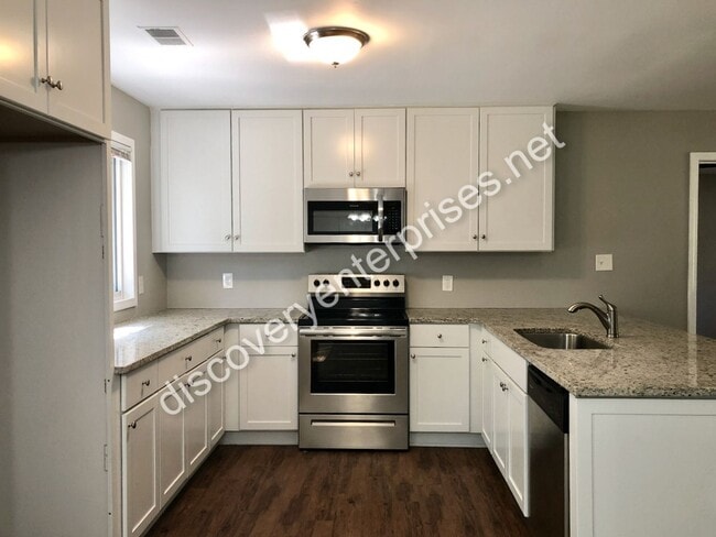 Building Photo - JUST REDUCED! 4 Bdrm / 2 Bath Home - 1st m...