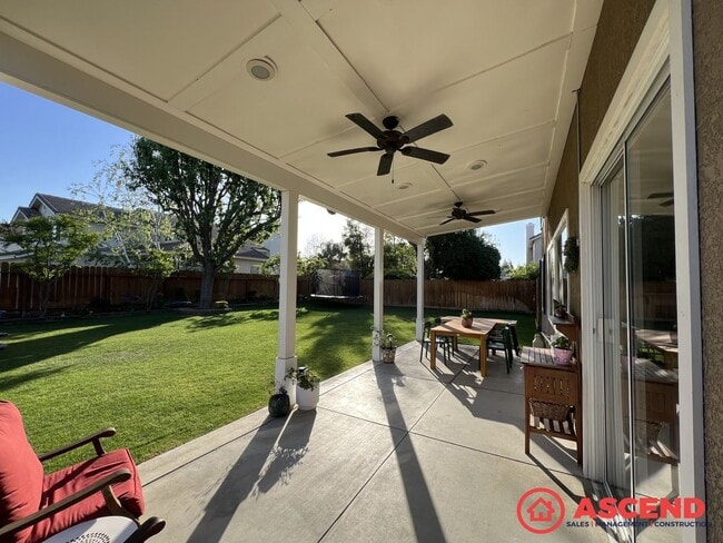 Building Photo - Darling Home in Olive Dr Area!