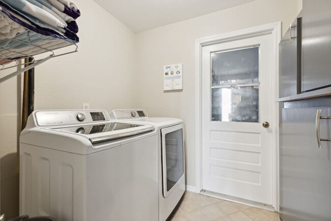 Building Photo - 12 Fairway Dr