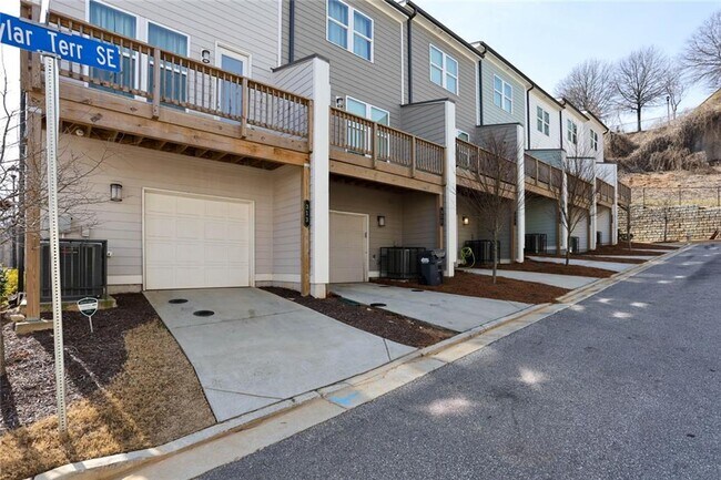 Building Photo - 313 Skylar Way SE