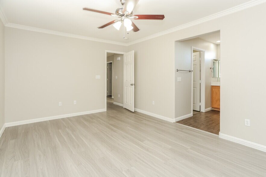 Building Photo - 10465 Armand Ave