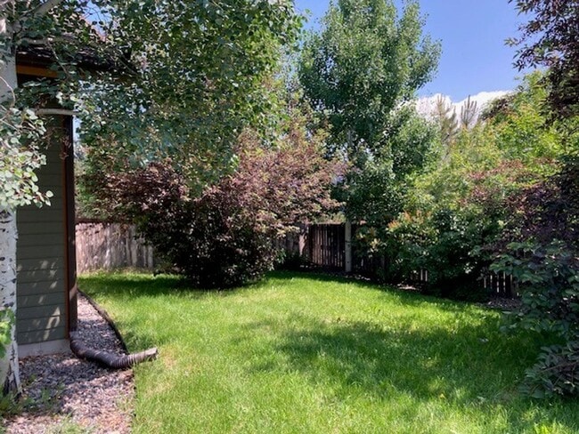 Building Photo - Comfortable Living in the Heart of Valley ...