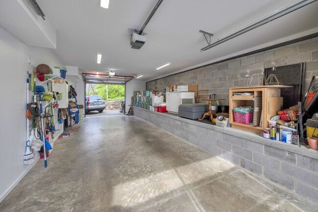 Building Photo - Custom-Built 4 Bed/ 2 Full + 2 Half Bath Modern Home at the base of Love Circle, Fully Furnished,...