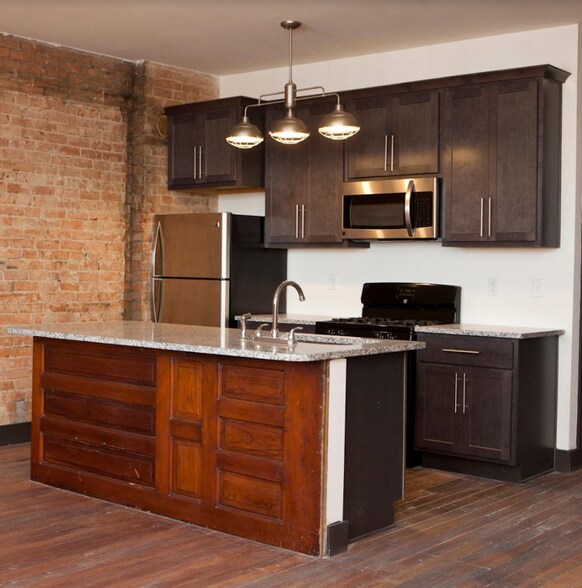Building Photo - 2611 Short Vine St