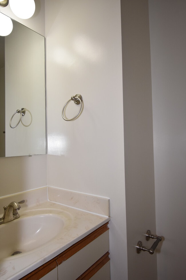 Building Photo - 3 Bedroom, 3.5 Bathroom Townhouse in North...