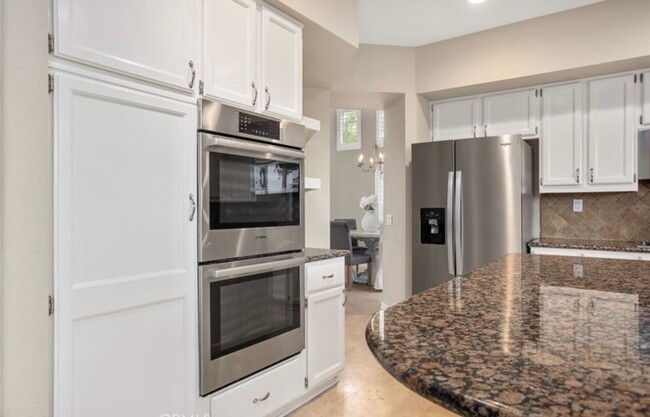 Building Photo - Vibrant 4 Bed/3 Bath Home in Oceanside