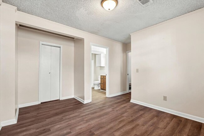 Building Photo - Spacious 4 Bed / 2 Bath Home