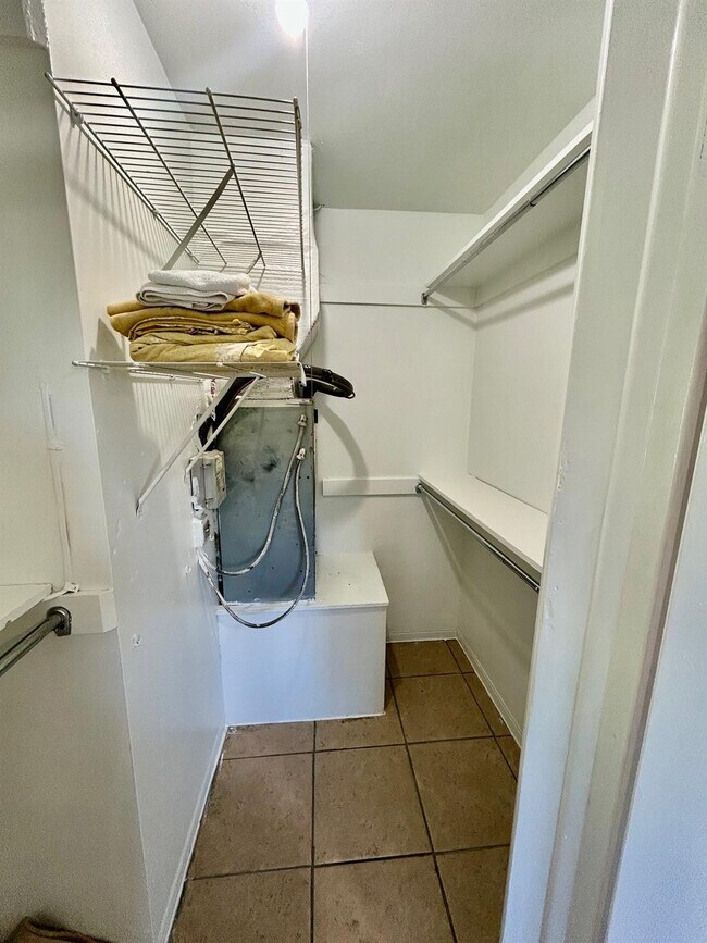 Building Photo - 1401 NE 57th Pl