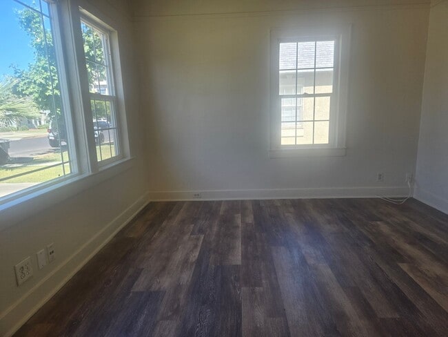 Building Photo - 1 Bedroom, 1 Bath Duplex in Hanford