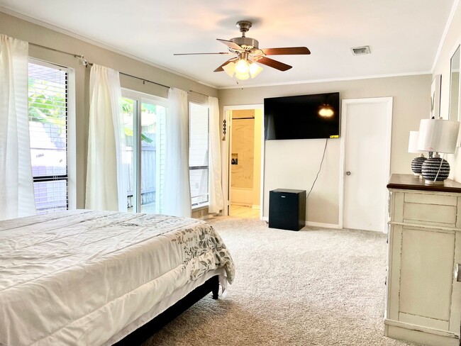 Building Photo - 3 BR 2.5 BA Luxury Townhouse