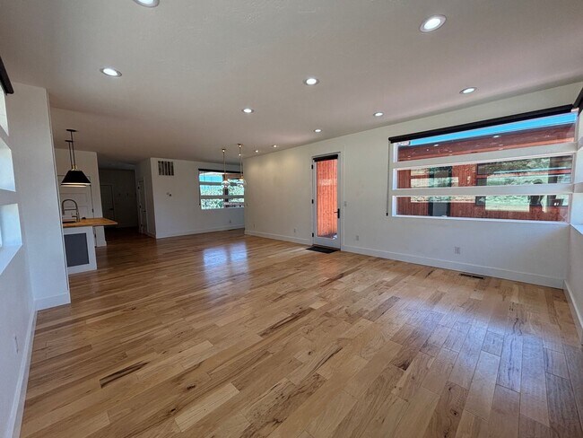 Building Photo - Stunning 4 Bed/3.5 Bath on 4.39 Acre Lot-7...