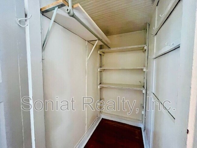 Building Photo - 815 Dante St