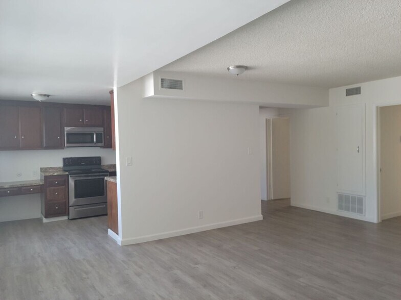 Building Photo - 623 S Grevillea Ave