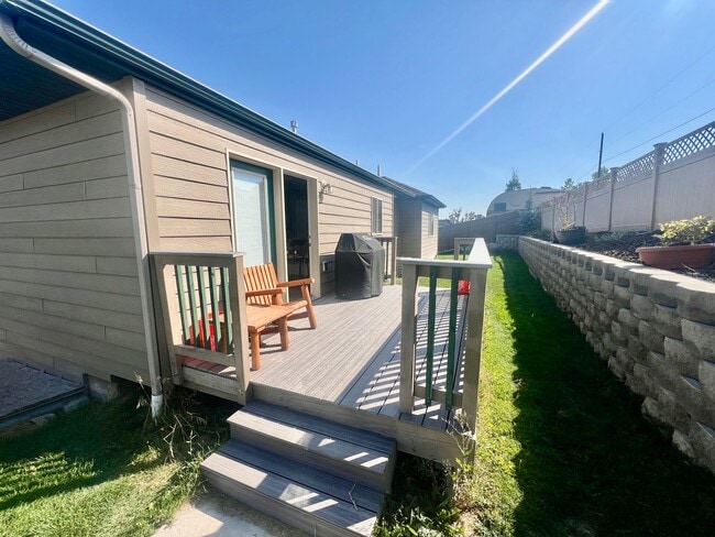 Building Photo - Dog Friendly 3 Bed 2 Bath Single Family Home with Fully Fenced Yard in Great Neighborhood!